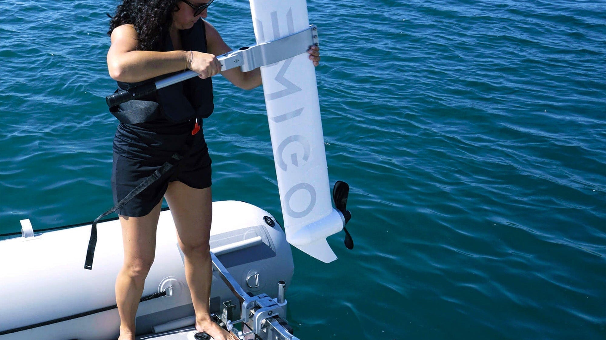Step-by-step installation of the RemigoOne Neo electric outboard on a dinghy transom